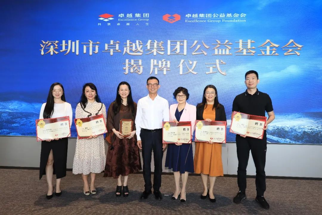 為理事會成員頒發(fā)聘書.jpg